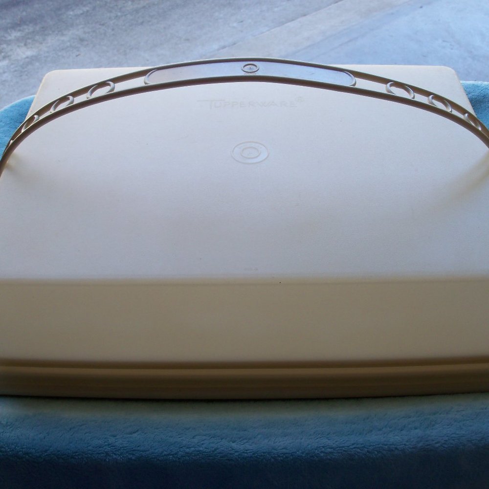 TUPPERWARE SHEET CAKE CONTAINER
